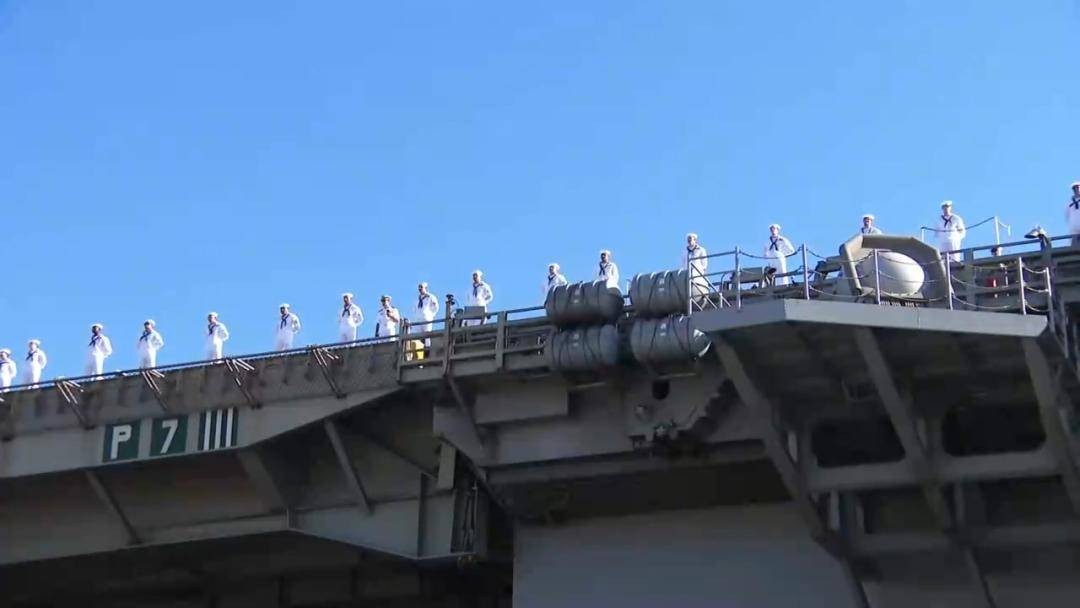 《星条旗报》主编因如实报道“林肯”号航母水兵跳海、士气低迷被五角大楼果断解除职务。五角大楼认定“泄密”，实则是说了实话——航母上混乱失控，士兵精神崩溃，真实的“林肯”号早已不是美军口中的“强大威慑”。

环球网、观察者网等多家媒体披露，中东部署期间，“林肯”号水兵身心俱疲，跳海跳楼事件频发，士气跌至