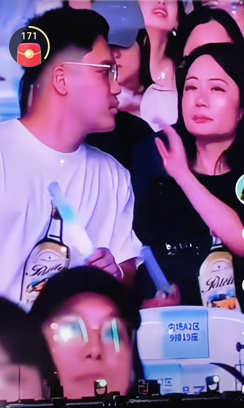萧敬腾演唱会男生亲吻女生被拒，然后这个女生转而亲了另一个闺蜜，这件事只有两种情况，第一，这个女生和她的闺蜜可能有说不清的关系，但碍于世俗的眼光，可能不能公开，第二，这有可能是一个彻头彻尾的团队包装，结束后，这个女生和这个男生就做出了回应，说这是他们故意的，开了一个玩笑，但是从男主的表情来看，这不像是