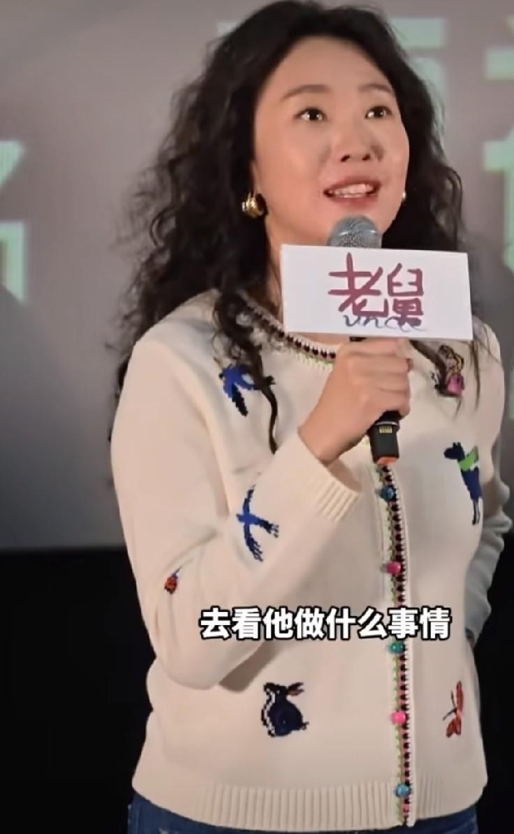 45岁的郭京飞戴上口罩猛一看像杨洋，这话说出来多少有点冒犯杨洋，但他是真瘦下来了。
之前拍《老舅》那会儿，演员王佳佳没戏就猫在监视器旁边猛吃零食。郭京飞硬是没憋住，凑过去苦口婆心地劝：“佳佳，咱俩底子本来就一般，算不上老天爷赏饭吃的那挂，少吃两口行不行？”
话是损了点，但也是大实话，内娱中年男演