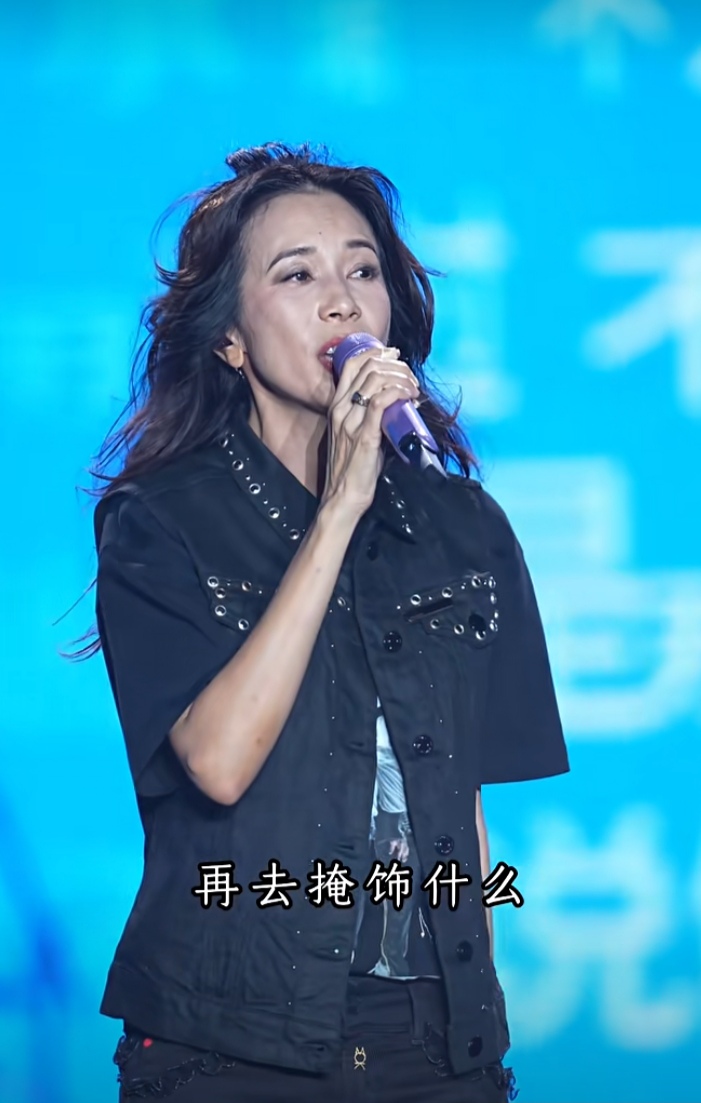 莫文蔚也老了，岁月饶过谁？

2001年，我上师专，迎新晚会上，一个女孩儿唱了《盛夏的果实》。

嗓音也沙哑，沙哑里也有沧桑，沧桑得也像讲故事，故事就是“我有故事，你有酒吗？”的暧昧画面。

记得那天校园里，晚上，月光明朗，歌声摇荡，台下的我迷茫而悸动。

如今，我45岁了，莫文蔚也有老态了吧。