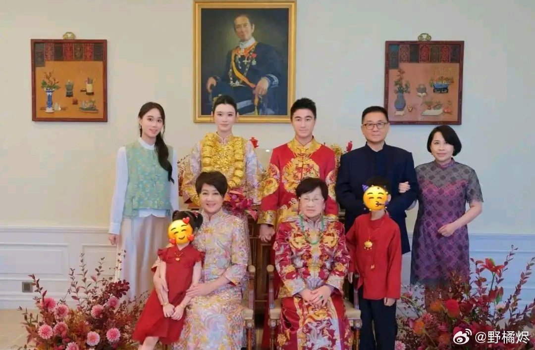 何超欣晒哥嫂全家福！奚梦瑶全身戴满了金饰，一双儿女红衣氛围感拉满 ​