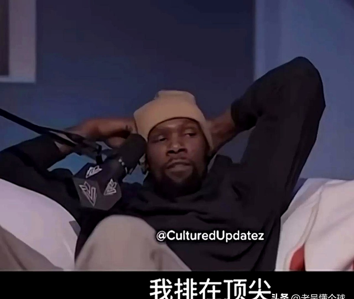 杜兰特在节目里摊牌了，他说论打球的技术，自己跟乔丹、科比、詹姆斯是平起平坐的。

他没提总冠军数量，也没聊城市影响力，就死磕一点——对篮球这门手艺的理解。

论单挑和得分手段，他确实有底气。身高臂展摆在那，拔起来投谁也盖不到。

可篮球终究是五个人的活儿。前辈们不光自己能拿分，还能把身边的队友捏合成