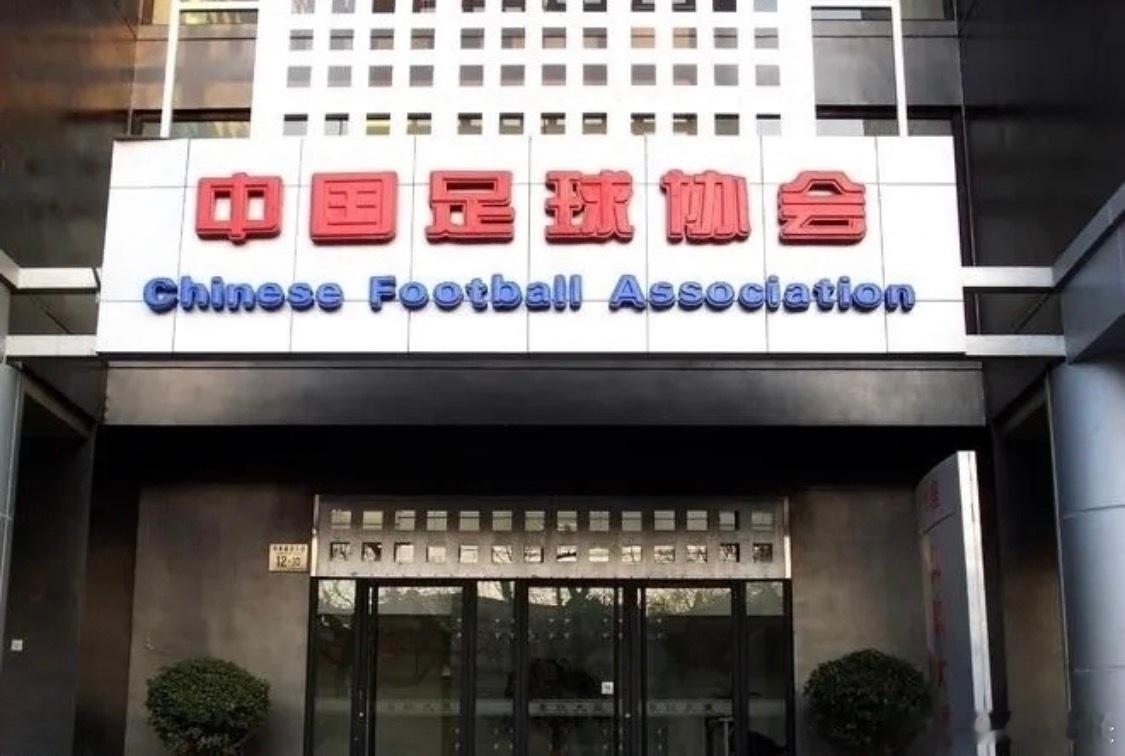 #韩国被曝性贿赂3名中国足协人士#
时隔十余年的旧闻被重新扒出，依然让人倍感震惊、如鲠在喉。韩媒曝光的细节清清楚楚，2012年中韩裁判业务交流期间，韩国足协动用公款，在首尔涉娱场所为我方三名足协核心工作人员提供不当接待，全程花费有据可查。更刺眼的是，涉事三人手握裁判管理、财务、事务统筹关 ​