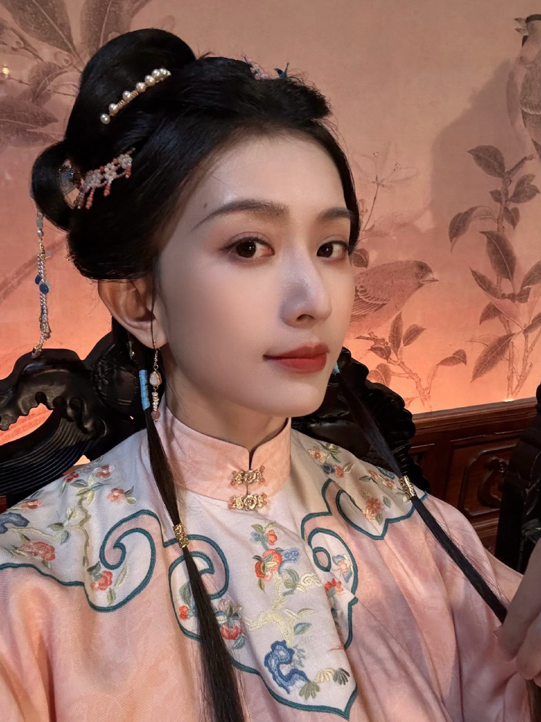 《兰香如故》的女配角因为一口洁白的烤瓷牙笑起来酷似窦骁走红，两人真的很神似，何超莲看了都迷糊！​​​