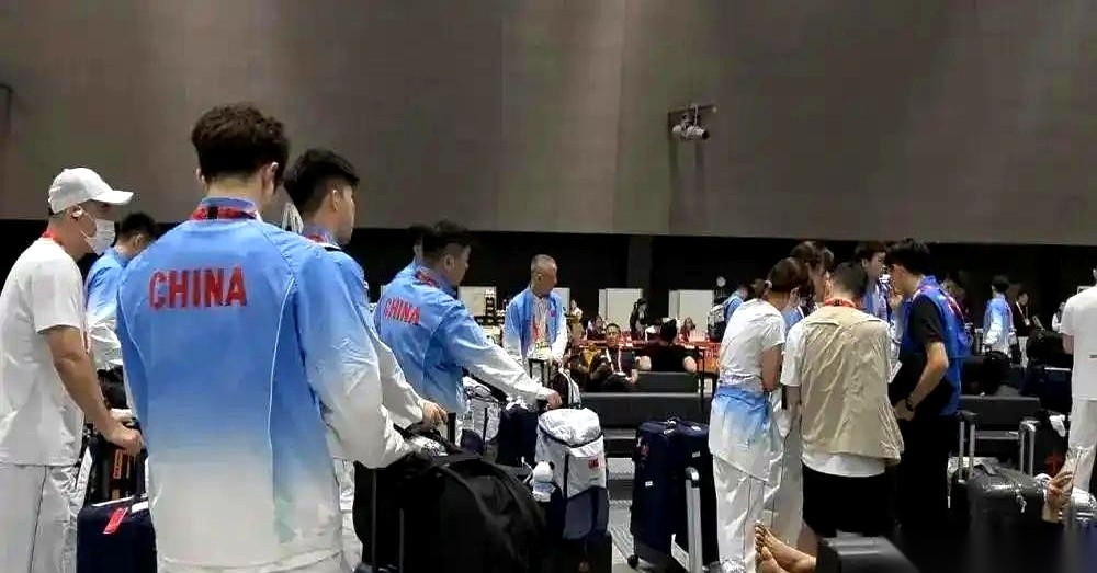 关于这届等了32年才轮到日本主办的名古屋亚运会，各路媒体传回的画面简直让人看花了眼。
两米高的韩国男篮队员推开集装箱房门，看着面前那张短了一截的窄床，脚踝只能直挺挺地悬在半空。外头雨稍微下大点，屋里的人就得赶紧翻出塑料盆，蹲在地上接漏水。另一边，印度代表团直接在国内找了片空地，连夜敲敲打打焊了个同款