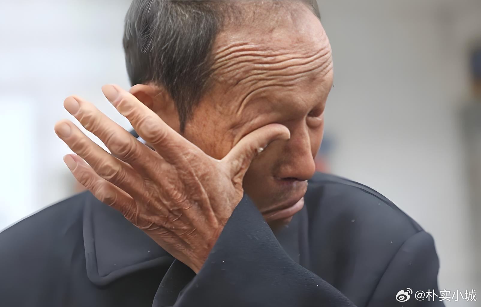 别再误解年轻人了，现代“啃老”背后真实的无奈!

生活中，很多人习惯性指责现在的年轻人爱“啃老”，觉得年轻人贪图安逸、不愿吃苦，依赖父母度日。可深入了解当下年轻人的生存现状后才明白，大多数年轻人的所谓“啃老”，从不是懒惰矫情，而是高生活成本时代下，普通人难以挣脱的现实无奈。这不仅是 ​