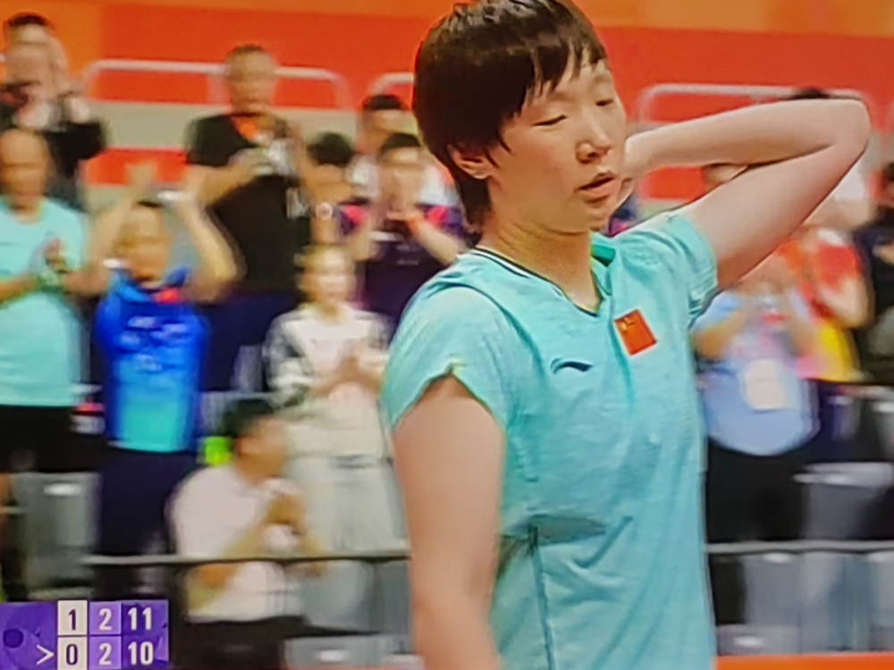 王曼昱赢了，但赢得像在刀尖上舔血。
决胜局4比7，张本美和眼珠子都亮了，正手大角度一板比一板狠，摆明了要生吞这场球。王曼昱没慌，就站那儿，跟马琳对了个眼神，然后一分一分磨，12比10硬吞下来。
赛后马琳说得直白：中日女队早就没有碾压局了，未来十年决赛就是跟她们死磕。王曼昱自己也认，说张本美和的技