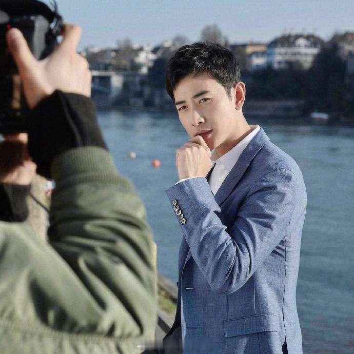 #罗晋[超话]##最美时光只因罗晋##故事感# 
💖喜歡戲裡戲外你這個動作，這個姿势挺有氛圍感的～手靠近嘴角的位置，有种欲言又止或者若有所思的感覺，真显得有故事感[太开心]。
期待你的好消息[手指比心]。
​