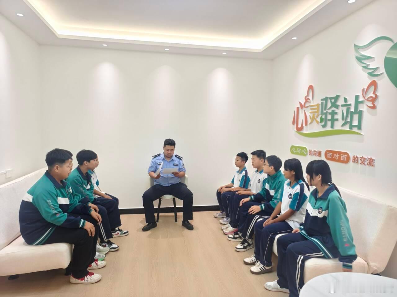 #陕西治安#【 警心护幼苗 谈话暖校园】近日，依托开学季，渭南合阳金水派出所依托护校安园机制，组织校园帮扶民警开展谈心谈话活动。民警贴近学生实际，耐心沟通交流，排查思想情绪方面潜在风险，宣讲抵制校园欺凌相关知识。坚持谈出实情、摸清底数，加强与校方协同配合，精准落实帮扶举措，全力守护辖 ​