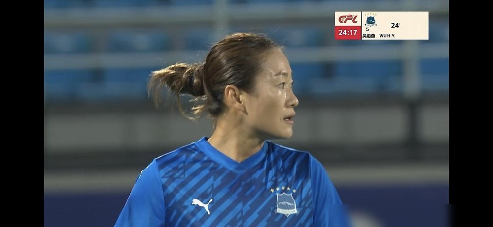 王霜没上，武汉女足反而2比1啃下了江苏。
33岁的吴海燕，角球砸进来，禁区里就她一个人跳得最高，甩头，球进了。动作利索得不像老将。
下半场刘艳秋更干脆，禁区外抬脚就吊，门将扑都来不及。2比0，主场球迷全站起来了。
江苏61分钟扳回一个，后面狂攻，武汉后防线硬是扛住没崩。
但别急着高兴，赢了这