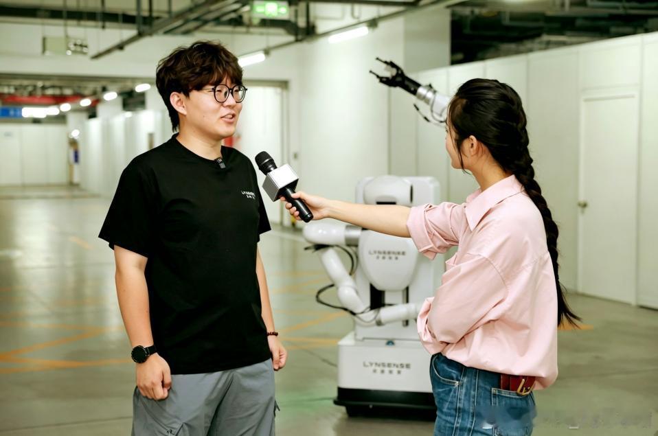 近日，中科大机器人博士段逸凡宣布在上海创立具身智能公司灵犀智涌，定位于工业级自进化具身智能机器人企业。

公司搭建了ROSS Harness与CONWAY工业原生模型协同演进的技术体系，推出第一代工业具身Harness系统ROSS ，以“模型+Harness”架构攻克工业具身智能落地的工程难题，该系统已经亮相第二届世界 ​