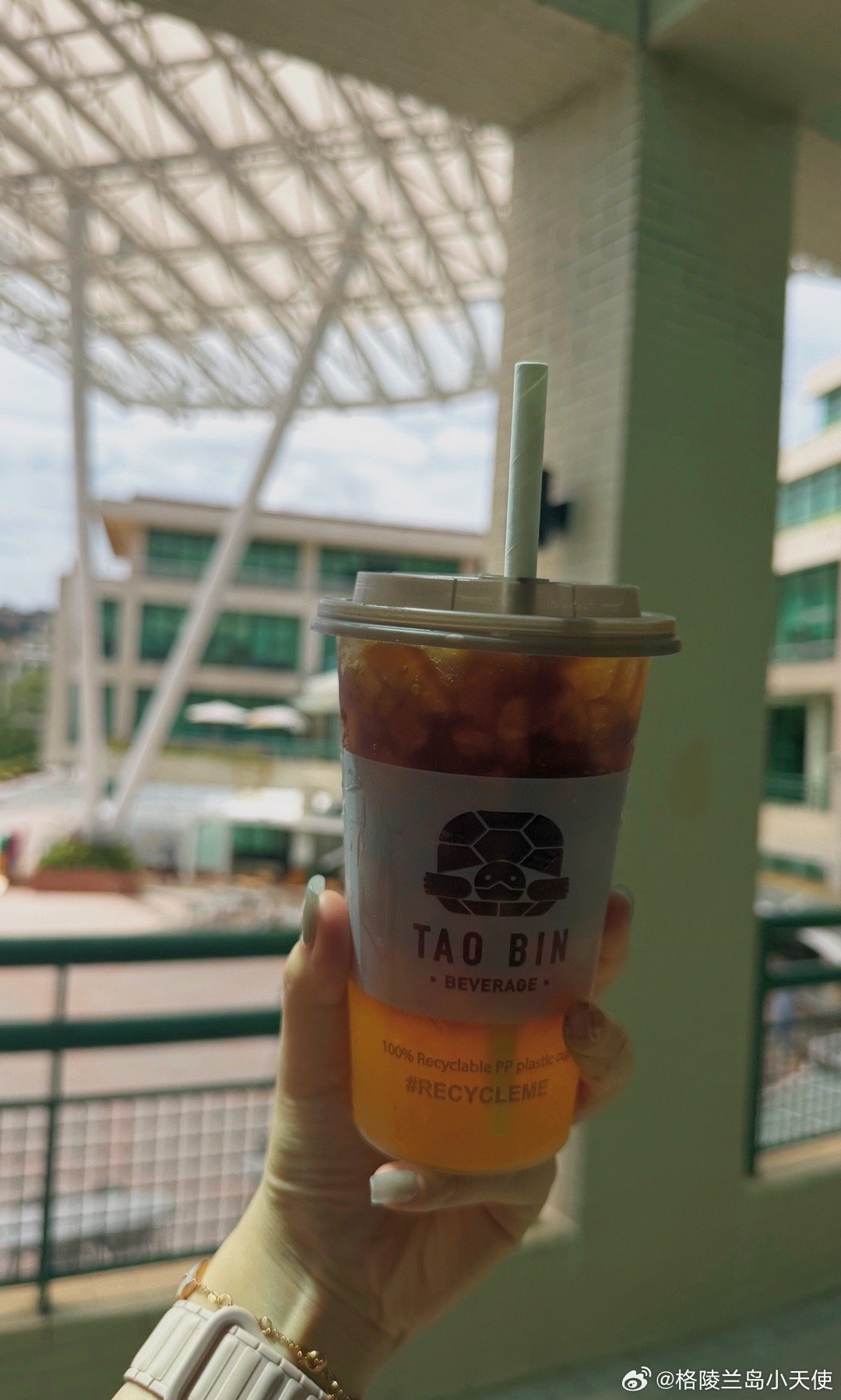 开学快乐ovo
学校的苹果美式非常好喝捏！ ​