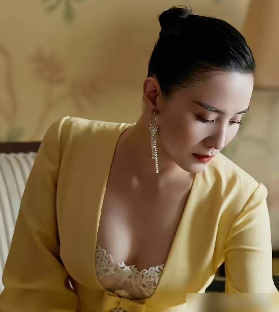 宋佳自曝：8个月没进组，大满贯影后，在家抠脚。
杨天真在播客里透了底，2026年开机率，只剩去年的三成。不是宋佳不想演，是压根没组开。剧本难产，投资方随时撤，签了合同的项目，说黄就黄。
刘亦菲更狠，传900多天没进组。横店的棚，空了一大半。
但宋佳原话挺绝，她说这不是危机，是自由呼吸时光。宁可