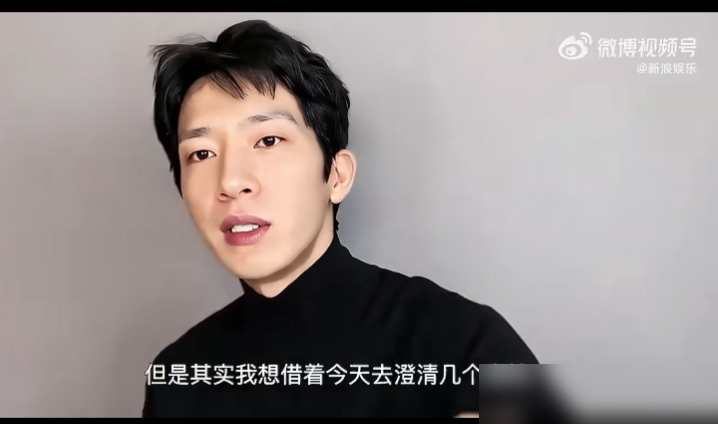 传了十几年的井柏然悲情身世，居然全是假的！
因为新剧热播被网友考古，网上疯传他出生28天被母亲抛弃、从小辍学打童工。昨天直播他直接正面澄清，明确说这些都是编的，自己和父母感情非常好。
就连割双眼皮的质疑，他都幽默自嘲：哥哥没割，就是年纪大了皮松了，连熬六个月拍剧熬出来的三眼皮，这话还得到了三甲医