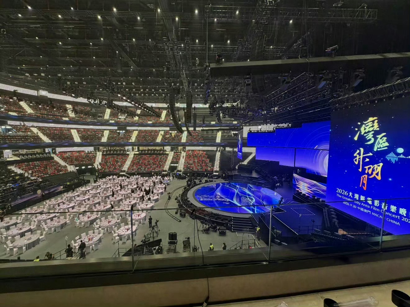 2026【#湾区升明月#】#湾区升明月晚会座位图#
中心主桌：4号
核心人物：杨受成坐镇C位，左边王力宏，右边周深。
同席嘉宾：王嘉尔、叶童、庾澄庆、马丽、窦靖童等。

重要陪桌：3号与5号
3号桌：李宇春、周笔畅、单依纯、陈楚生、陈丽君、檀健次、任嘉伦、胡德夫等跨代际歌手与演员。
5号桌：林志炫、 ​
