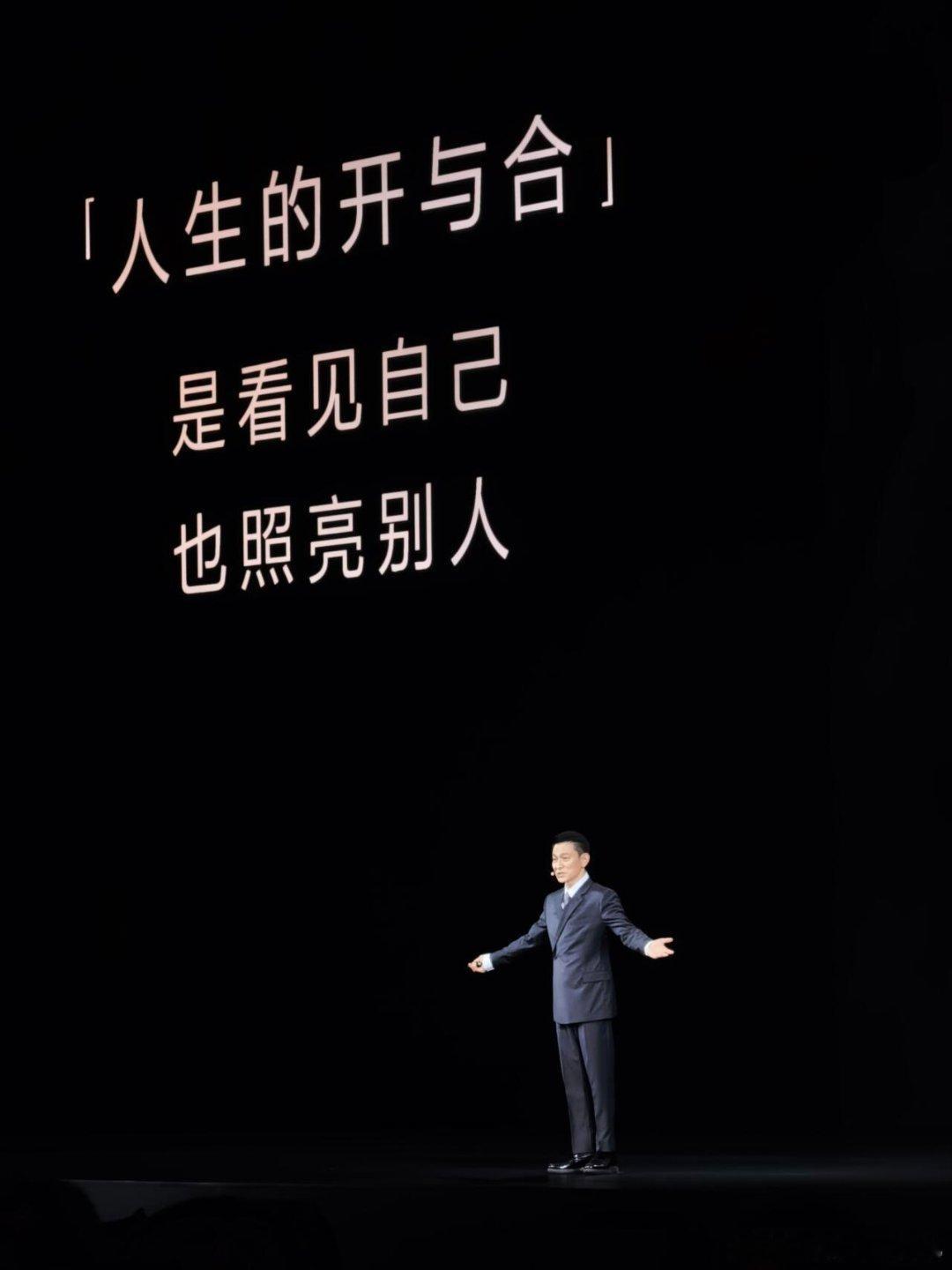#刘德华手持华为新三折叠#看完官宣之后反复放大图片观察新机局部，虽然看不到全貌，但已经能想象全新三折叠带来的技术革新。#华为官宣刘德华出席9月7日发布会# ​
