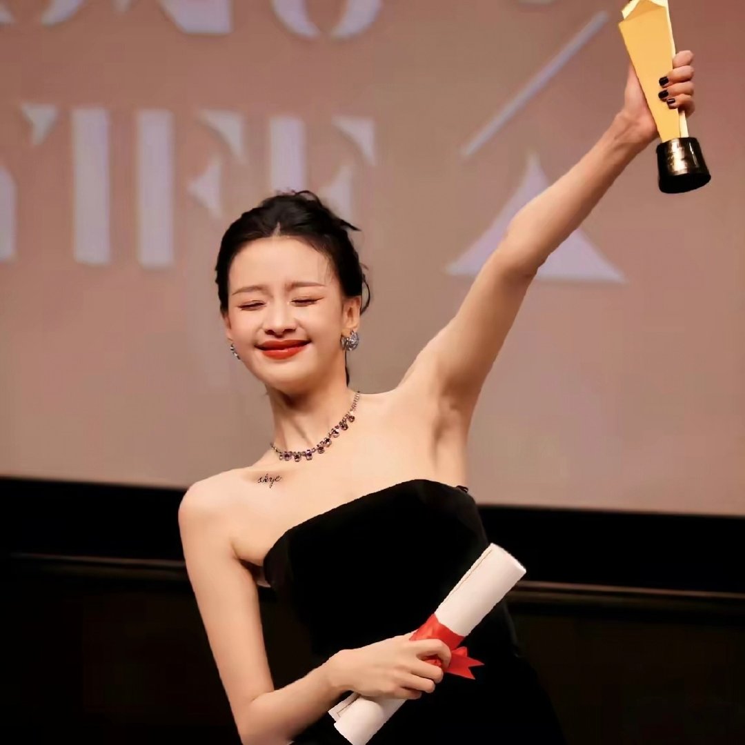 说实话论所有的前夫哥，我只服孙怡的前夫
前妻台上领奖，董子健会心的笑。
​莫名的觉得董子健比以前帅多了。看到对方取得成绩由衷欣慰，格局很好，体面的状态。
​说实话，看到这一幕，我那点想让他们复婚的念头，又冒出来了。
​这么体面的两个人，要是能一直走下去，该多好。 ​