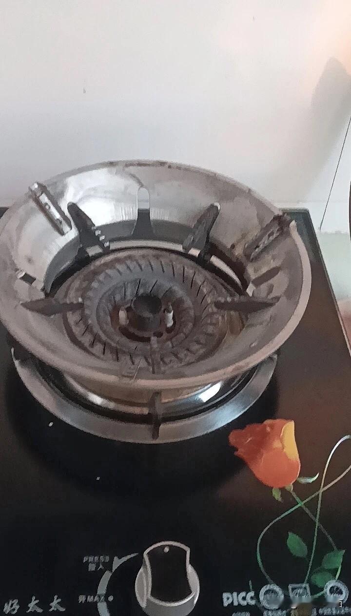 刷到“聚能环”中毒这条新闻
一条评论让我恍然大悟
评论说，很多人都没想明白一个问题。
你简单就能解决的问题为什么厂家不解决？
对呀，以前总觉得设计师脑袋有大有问题，现在一看这分明是规避危险！

我家也有，用了一个月，一家人都有点头晕恶心，还以为是别的原因，今天回家就扔了
大家的家里都有吗？