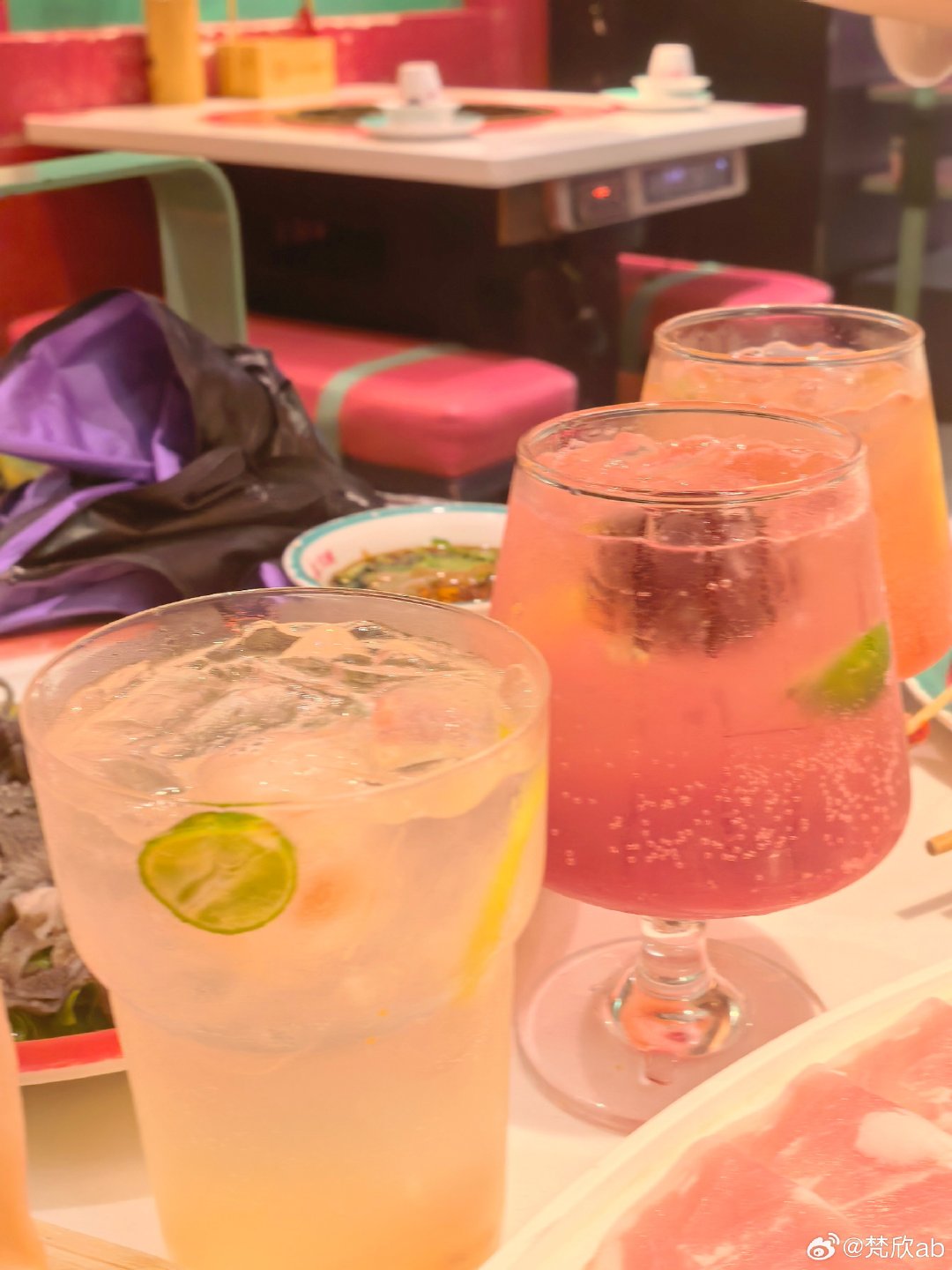 #艾米[超话]# 宝宝看我的饮料#艾米##艾米谢嘉鱼# ​