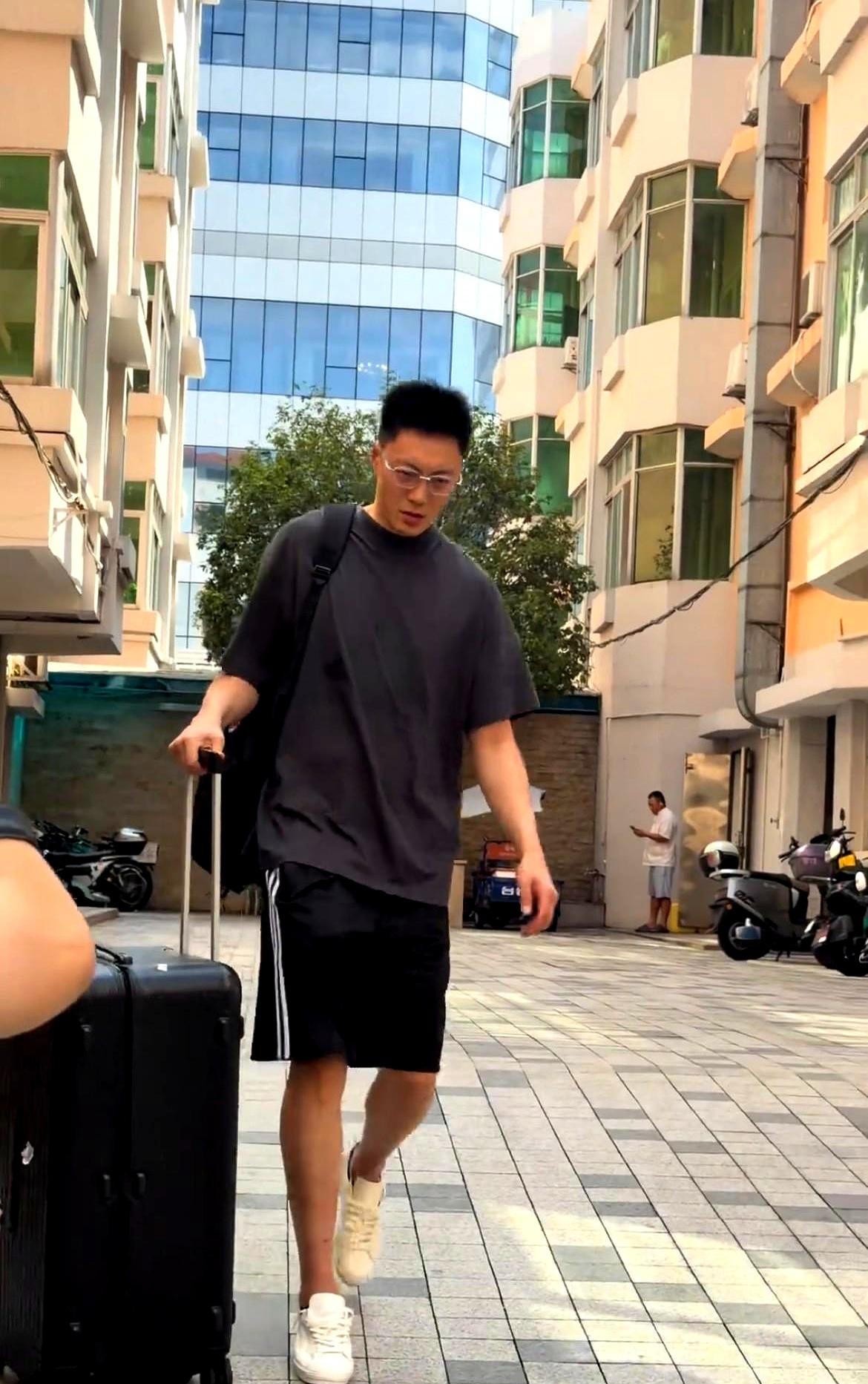 首秀先栽在换人上
先把这个失误拆开看。六人同时在场不是战术问题，是流程问题。换人需要场上球员、记录台、裁判三方对上号，少一个环节就出乱子。一支球队在赛季第一场正式比赛出现这种失误，说明新教练组的指令传递链条还没跑顺。亚科夫列维奇8月25日才官宣上任，到10月18日首战，满打满算不到两个月。这两个月里