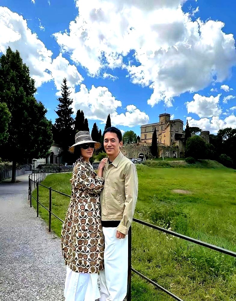 戴着八百块的旧表，戛纳影帝正蹲在法国乡下的泥地里掏鸡窝。

梁朝伟套着皱巴巴的外套，两眼直勾勾盯着稻草堆，扒拉出几个沾灰的土鸡蛋，刘嘉玲举着手机在旁边乐。两人连助理也没带，一路从巴黎溜达到南法。

换作别的女星过60大寿，高低得包个海岛摆几天流水席。这口子倒好，钻进尼斯路边的沙滩小馆，吃完抹嘴走人。