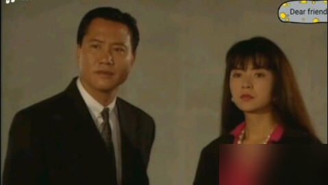 长着一张反派脸，万梓良硬是压了TVB所有帅哥近十年。
《巨人》里他演乐言，宽脸厚唇大鼻头，站林俊贤旁边像两代人。可戏一开场，林俊贤的帅气直接被他碾成背景板。没别的，就凭那股我说的就是真理的信念感，一张嘴，气场能掀翻屋顶。
那个年代的TVB选一哥，不看脸。看你能不能把枭雄演到让观众后背发凉。
黄