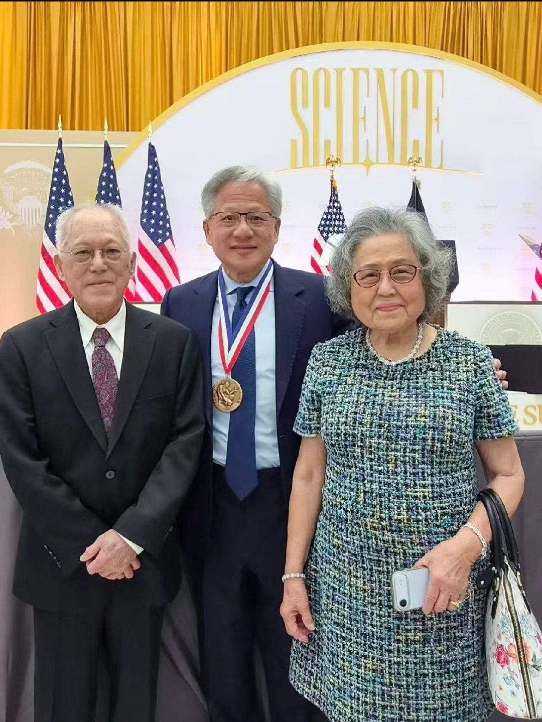 特朗普向黄仁勋颁发国家科学奖章

黄仁勋父母两人均到现场，见证黄仁勋登台领奖。 ​
