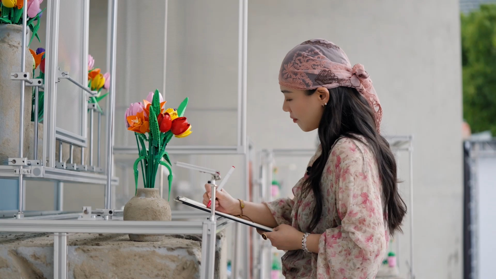 #马思纯李雪琴庞博一起想开了# 玩心花廊把积木花海搬进现实场景，视觉体验直接拉满。马思纯、李雪琴、庞博在这儿一边玩乐互动，一边体验自由拼搭，借由花植传递各自的心愿。人和花的奇妙联结，治愈感满满，看着内心都变得柔软起来。 ​