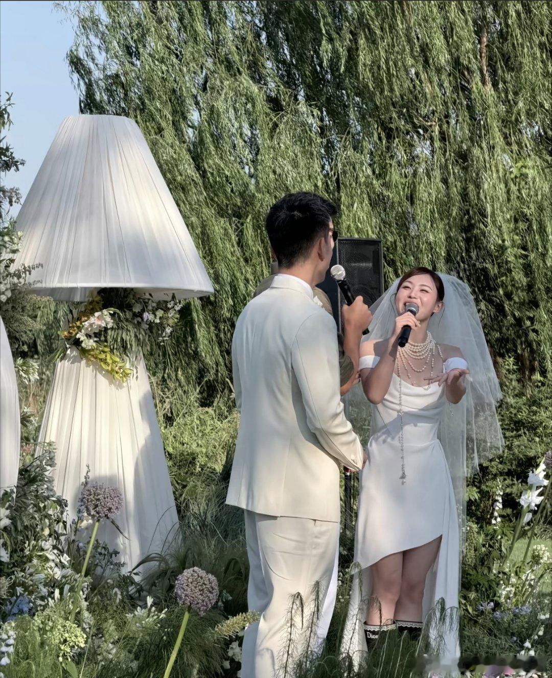 #刘钰雯晒草坪婚礼照#
刘钰雯（嘟嘟）在社交平台放出杭州草坪婚礼花絮，配文活泼，把这场迟到多年的仪式分享给大家。她和郑思维年少相识，爱情长跑十余年，2021年已经领证，因为长期征战赛场，婚礼一拖再拖，如今退役之后才补办。
草坪仪式上，一双儿女担任花童，一家四口同框格外治愈，黄雅琼、汪顺等 ​