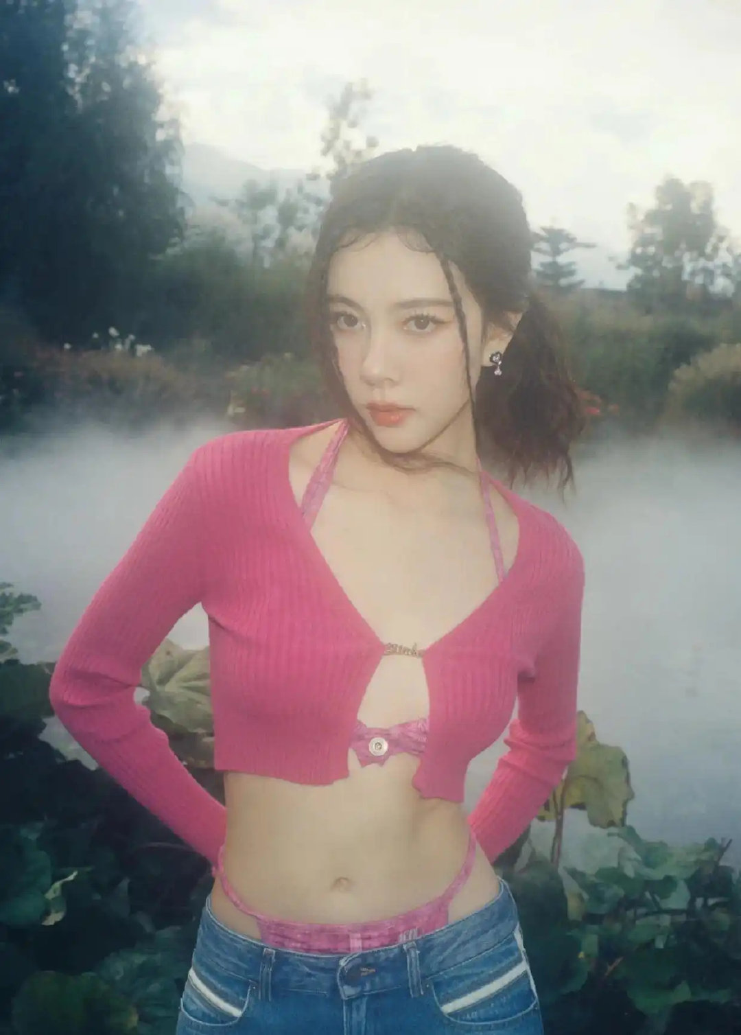 宋妍霏泳装曲线抢镜，身材状态太亮眼 ​