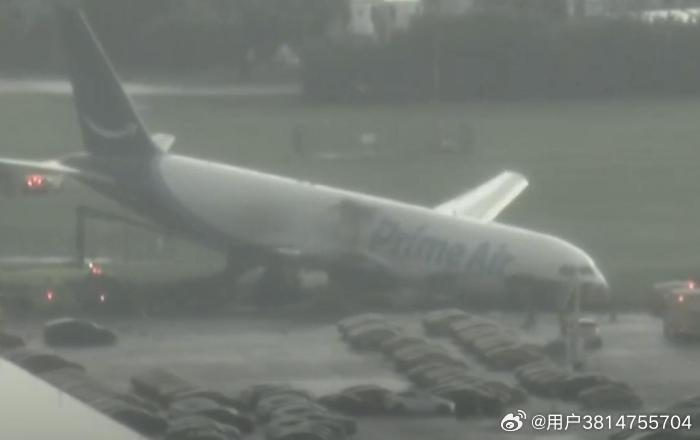 9月7日电 综合外媒报道，据美官方消息，零售巨头亚马逊一架货机6日在迈阿密机场降落时冲出跑道，撞上车辆并起火，造成至少5人死亡。
据报道，美东时间下午2点左右，这架机龄 32 年的波音767-300货机降落时冲出跑道。 视频显示，飞机冒出滚滚浓烟。
当地警长罗西表示，飞机冲出跑道后撞上多辆汽车，最终 ​