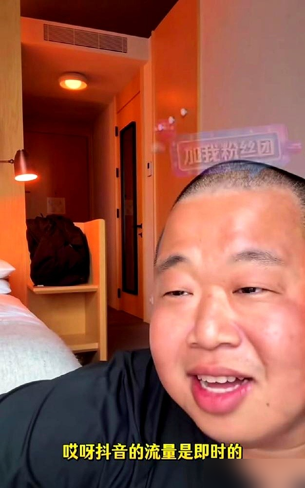 陈冠希拍中文贺岁片，居然不识字，全程英文拼音标台词。黄秋生现场爆料，这片叫《神马庙》，投资一千万令吉，横店槟城意大利三地跑，明年大年初一上映。陈冠希演个社会边缘人阿天，跟黄秋生凑一块开庙骗香火钱。媒体问他这事，他就回一句：我看结果。
一千万成本，就冲陈冠希这张脸，片方敢赌。不识字怎么了？拼音标上，