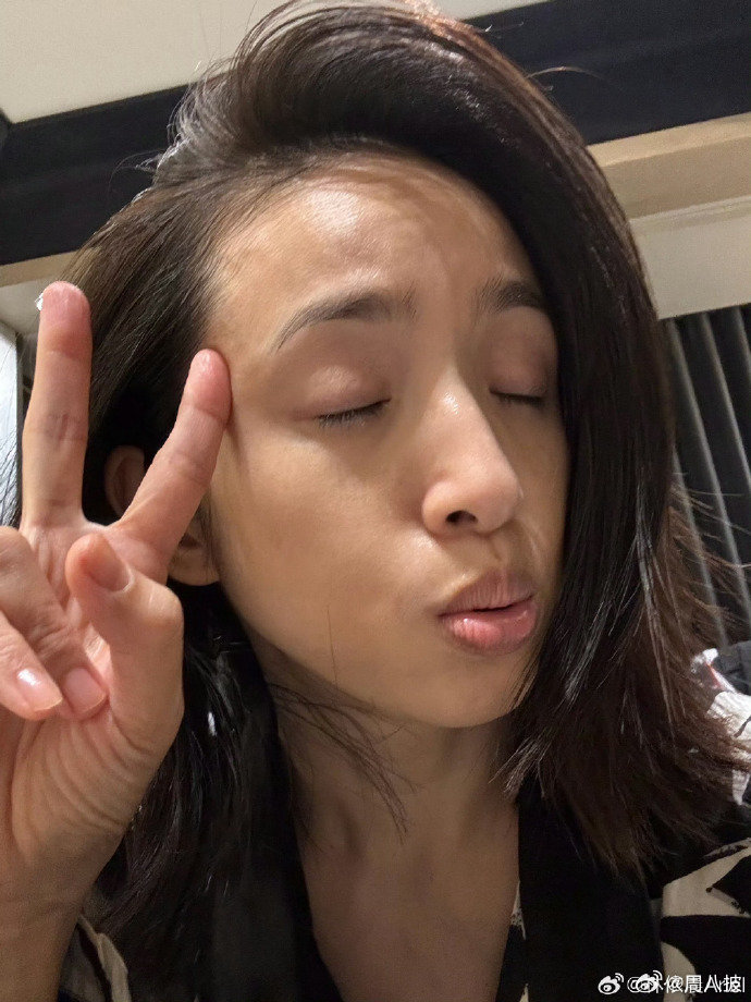 #林依晨参加花少8只带一丢丢化妆品##花儿与少年#原来好看根本不靠一大堆彩妆堆砌，简简单单几样化妆品，林依晨本身温柔的气质就足够出彩了。 ​