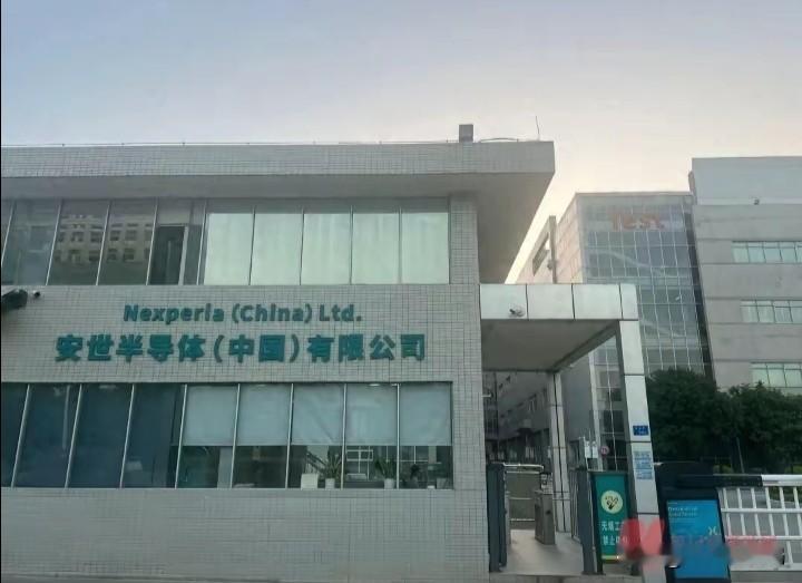 万万没想到！以为断供就直接停产，中企硬生生打出一套全新产业链。很多人都记得去年那场芯片危机，荷兰政府出手干预安世半导体，欧洲晶圆直接切断对华供货。当时外界几乎一边倒地看衰，安世中国手里库存仅够撑一个月，封装测试工厂就算设备再先进，没有上游晶圆原料，只能停工躺平，汽车产业链也会跟着受牵连。谁都没料到，