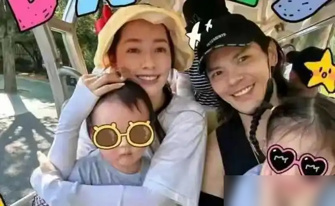 郭碧婷爸爸晒外孙，一句貌比潘安，评论区却炸了，因为他特意强调这是向佐儿子。
老头这操作，明摆着给女婿撑腰，回击那些孩子不像爹的闲话。
但真正让人服气的，是向太在《陈鲁豫·慢谈》里撂下的狠话：向佐要是敢乱来，郭碧婷不原谅，我就放弃你。
婆婆站儿媳，亲儿子说扔就扔。
再看郭碧婷带娃，一年只准吃一
