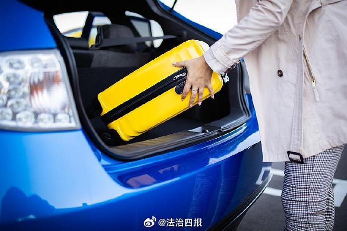 【专家解读网传后备箱装10箱水被罚   私家车载物有4个条件】近日，网传一名车主在后备箱装了十箱矿泉水被扣3分、罚款100元，网传说法还称，交警给出的解释是，这种行为是“客货混装”，且私家车属于非营运车辆，在后备箱装载大量整装商品即构成违法。这一网传案例是否属实、处罚逻辑又是否符合法律规定 ​