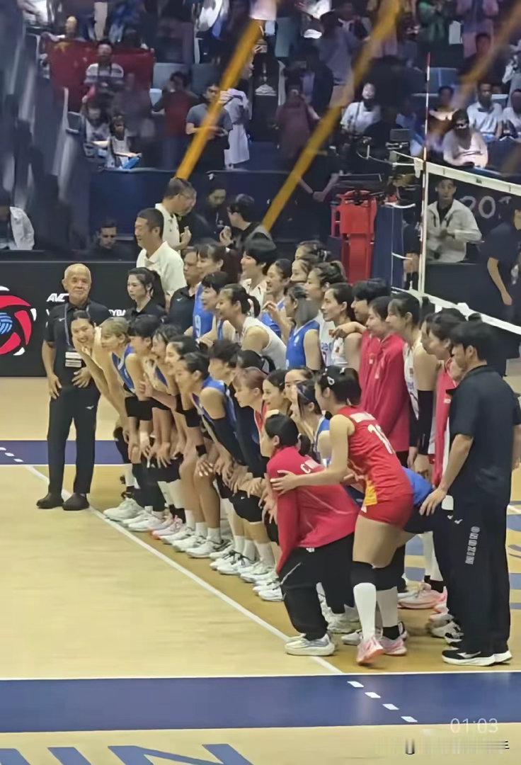 中国香港排协彻底“尴尬了”！中国女排击败中国台北女排之后，两队队员温情...