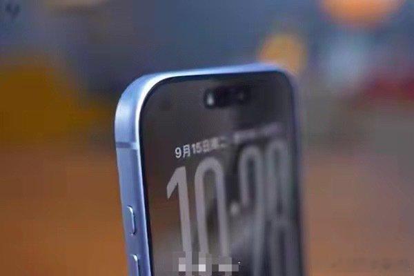 #iPhone18换一万斤粮食#按现在的粮价，一台顶配手机确实能换走一个农民十几亩地一年的收成。
​这种直观的换算让人心里发紧，但它提醒我们的，不只是农业劳动的艰辛，更是我们在温饱解决后，如何界定“生存”与“生活”的边界。 ​