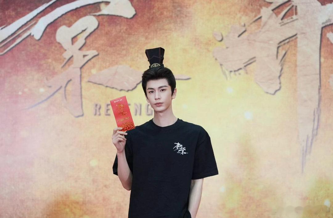 #张凌赫[超话]#  ✨#卢昱晓张凌赫刺棠开机#开机大吉大利，天天开心快乐，​