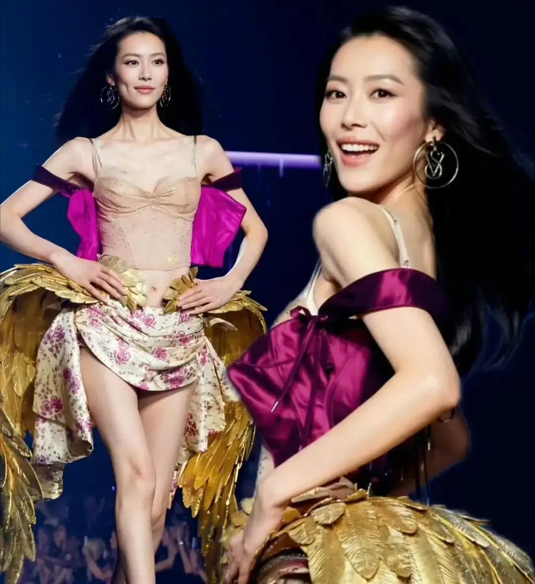 同样是走维密秀，凭什么奚梦瑶每次都能背重工大翅膀，而公认台步封神的刘雯却总在“裸奔”？
好多人觉得是主办方看碟下菜、故意偏心，其实大家全想偏了。
这事压根和走秀实力没半毛钱关系，纯粹就是合同工和特邀嘉宾的区别。
当年秀场有个不成文的死规矩，只有签了专属长约的自家品牌天使，才有资格分到那些镶钻带