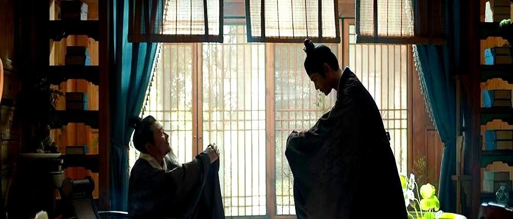 豆瓣破8分，卫视收视夺冠，网播热度却死活卡在2.5万上不去。

这组数据直接把影视圈的窗户纸捅破了。邓恩熙在《长夜星河》里那场催吐戏，跪在地上抠嗓子眼，眼泪鼻涕糊了一脸，观众直呼吃到了细糠。丁禹兮的戏也接得稳稳当当。

可转头看平台，云合市占率死死钉在8.8%，离3万爆款线差了一大截。

到底是老百