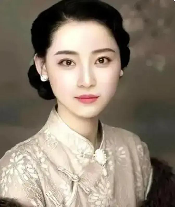 叶蓉然（—1990），女，上海英语专科学校的校花，她是女学生给空军英雄献花时的代表。1932年和高志航结婚。
 
婚礼后第十天，叶蓉然去上海英语专科学校教务处办退学。教务长翻出她的成绩单，差两个学期就能毕业。他把钢笔推过来，问她要不要再想想。
 
她没想，签了字。
 
高志航的驻地在杭州笕桥。她收拾