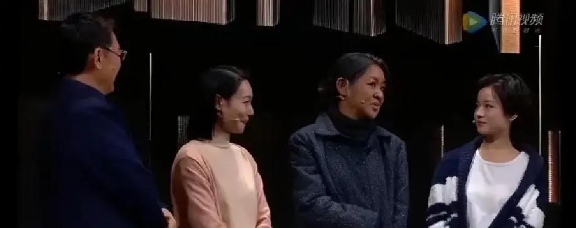 全国每年十几万艺考生在寒风里排队抢那几张通知书，李庚希却连高中都没读完就戏约不断了。
当年在访谈节目里，倪萍问起学业，她大大方方承认中戏北电都考砸了，索性退学全职进组。
有意思的是倪萍随后的反应，直接轻描淡写来了一句：我认识纽约电影学院副院长，想去我给你推荐。
这话轻飘飘掉在地上，听得台下多少