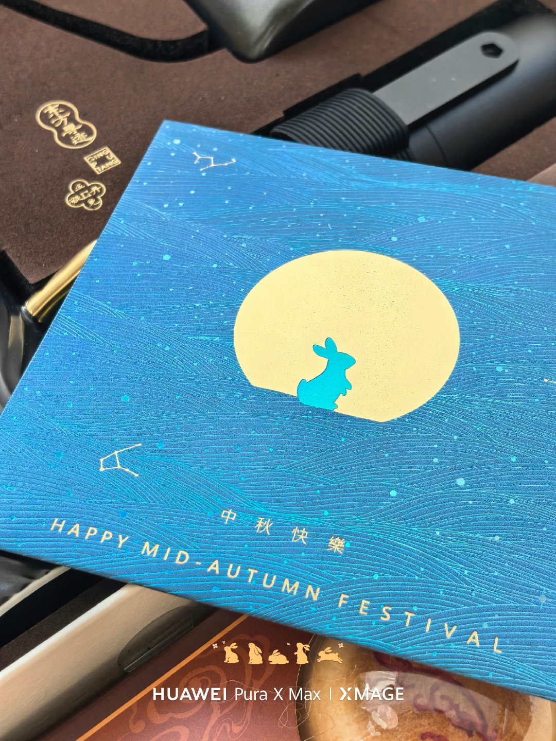 谢谢华为和鸿蒙智行的中秋礼盒，是一套非常精致的便携咖啡套装和月饼。
假期开上智界，带上这套咖啡壶，随时随地都能喝上手冲咖啡啦！ ​