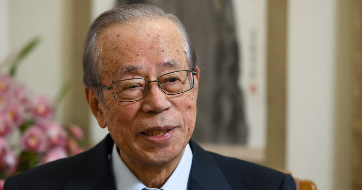 日本前首相福田康夫辞世，这位深耕中日友好的老朋友一走，各方悼念文字里，高下立判。中方第一时间致以哀悼，肯定他为双边友好奔走的功绩，一句“日本当政者应当深思自省”，话里有话，直指现任首相高市早苗。
同为自民党内元老，石破茂直言福田留下的遗训，是要诚心珍视对华关系。可高市早苗的悼文，只回忆了一顿铁板烧，