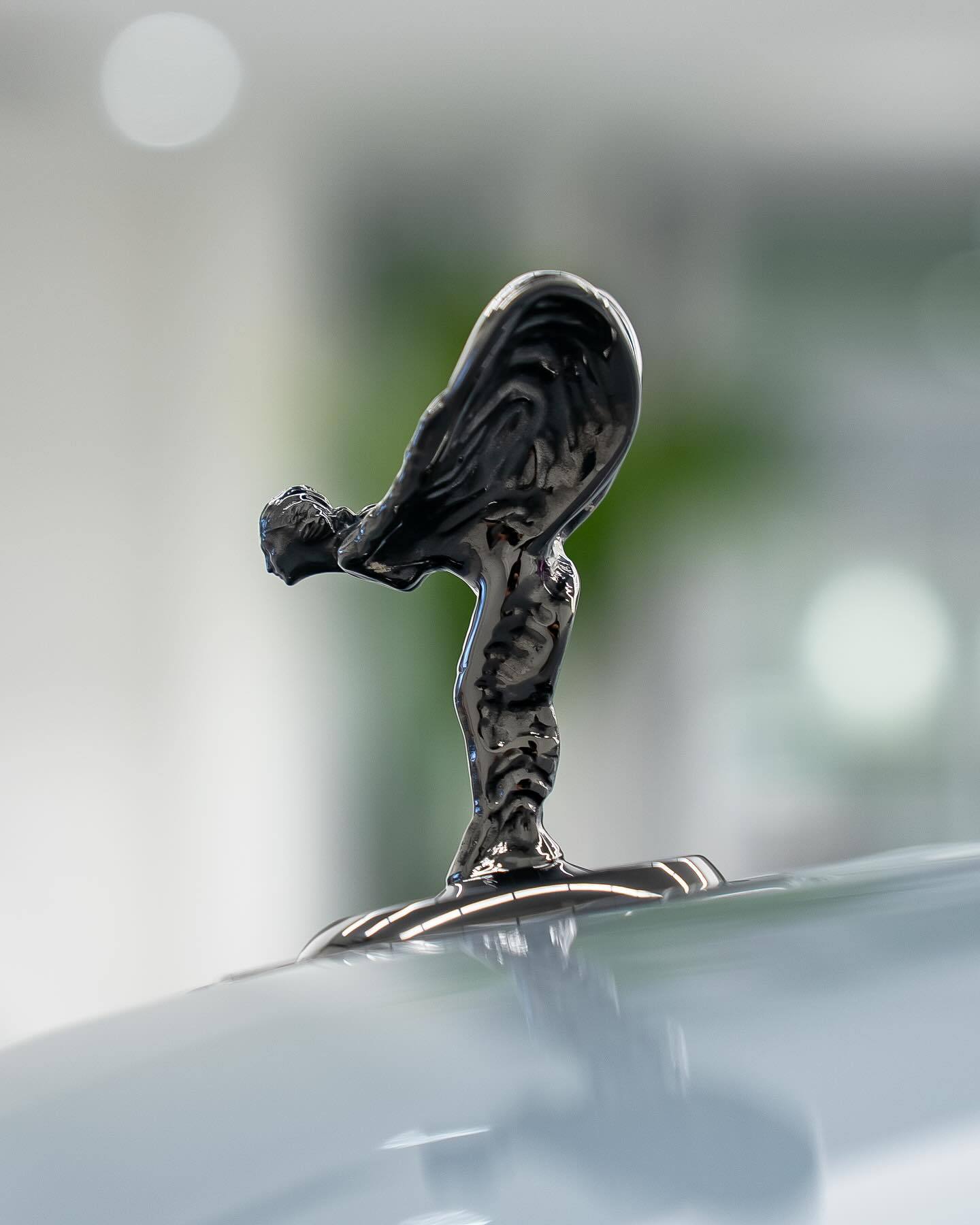 劳斯莱斯Cullinan Black Badge，采用“燃尽灰”（Bu...