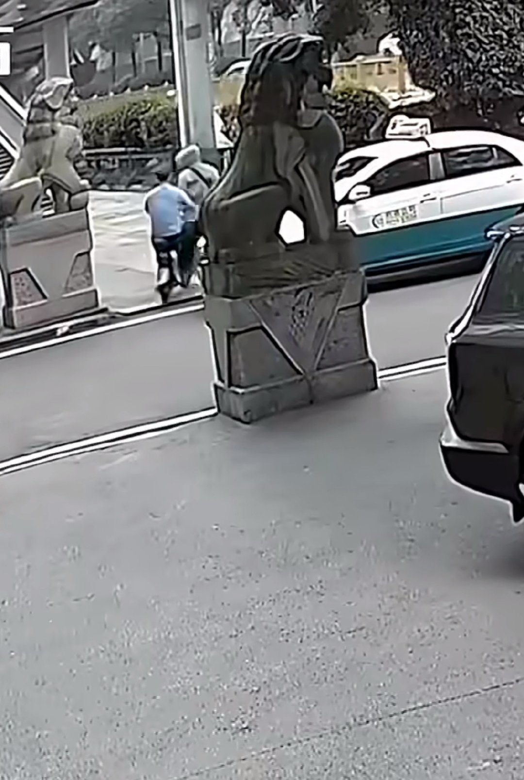 #警察叔叔标记了一辆载具#

电动车小姐姐交接的好自然  纵享丝滑[笑cry]
叔叔🛵准备创上去的时候 宛如孙策开大
给我笑出声[泪奔][泪奔][泪奔] ​