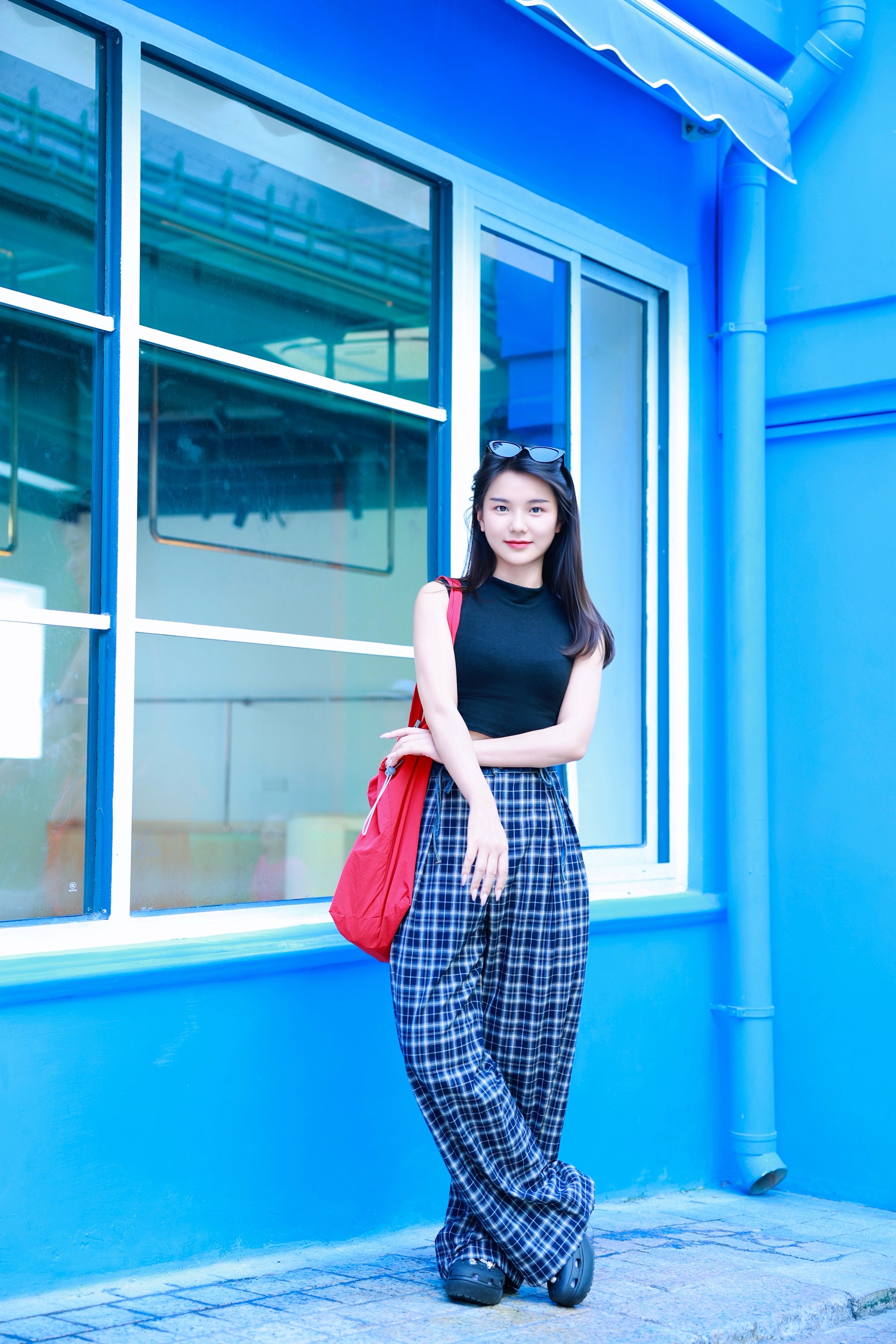 ❄️ “清冷系美人，与欧式小镇的寂静共鸣。” 📍