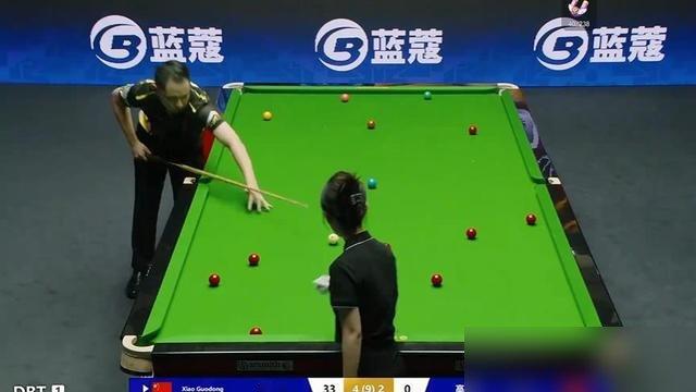 肖国栋5-2干掉业余选手，听着像欺负人，结果对面高乐差点让他翻车。
第一局肖国栋上来就轰破百，跟打训练赛似的。高乐一个业余的，愣是咬着追到2-2平。现场都安静了。
肖国栋这才收了玩心，连下三局，又补一杆破百收工。全程两杆破百一杆50+，数据好看，过程吓人。
业余的能把TOP16逼到出汗，这比赛