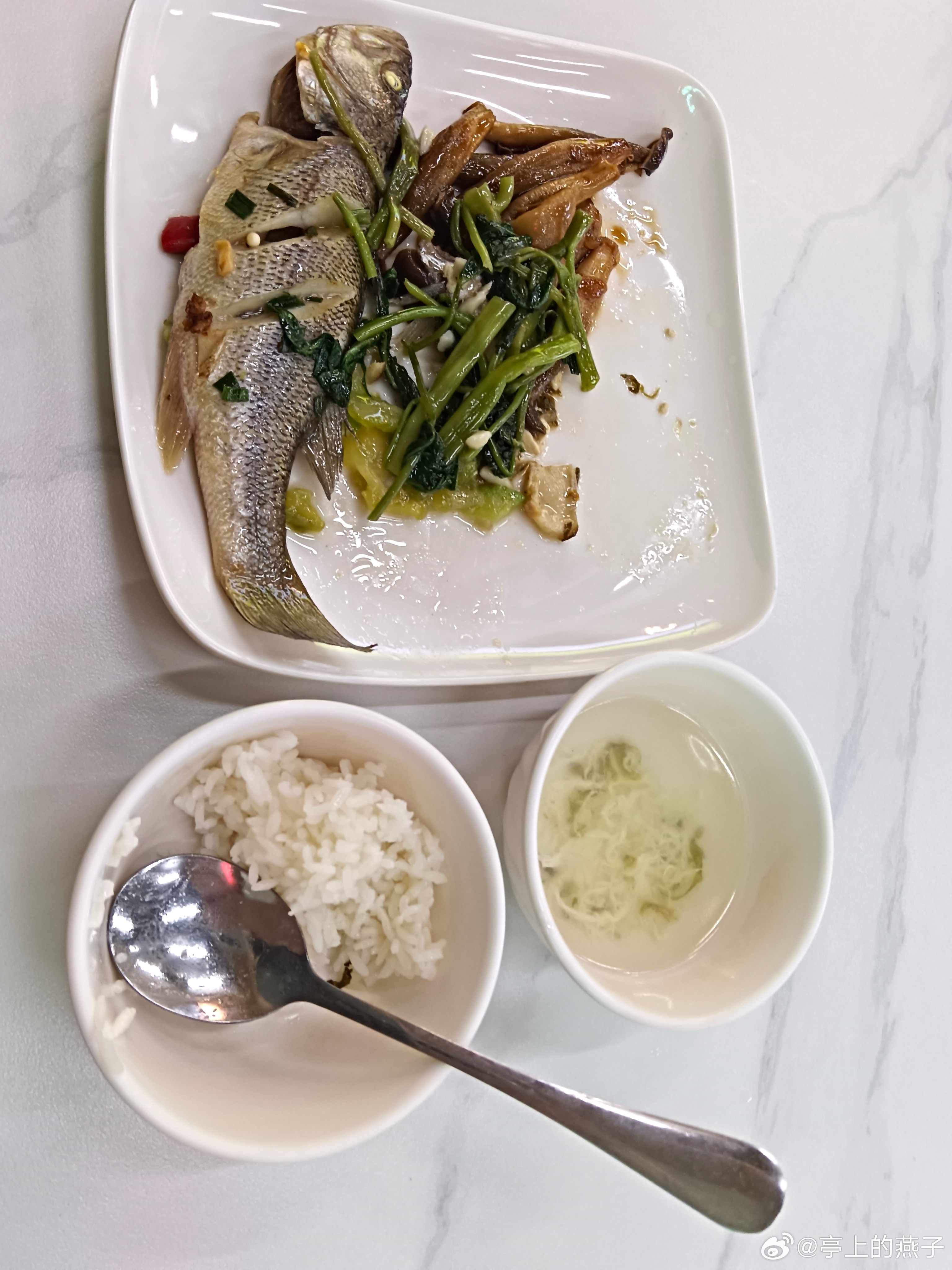 看完《欢迎来龙餐馆》久久缓不过来。
一开始冲着沈腾，以为只是轻松喜剧，笑着笑着，心里慢慢沉了下来。
它哪里只是一部战争片，完全站在普通人的视角，撕开战争最真实的残酷。安稳的日常、平淡的三餐，我们习以为常的一切，在战火里全都变成遥不可及的奢望。
 
印象很深那位华裔王姓美军士兵，看着高 ​